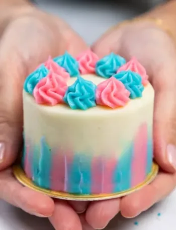 Mini Gender Reveal Cakes with Hidden Colorful Filling